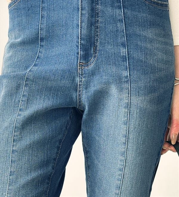 GeeRA（ジーラ）の「センターシームフレアデニムパンツ（フルレングスパンツ）」｜詳細画像