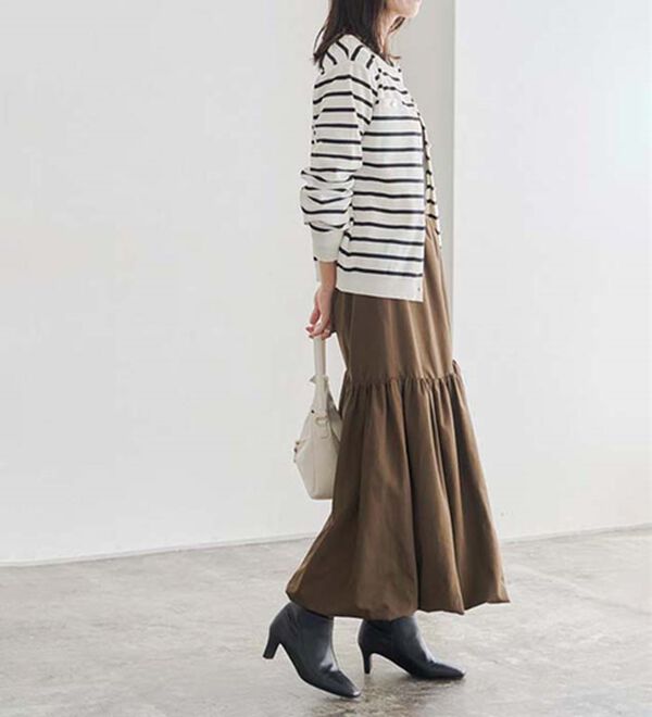 Pierrot（ピエロ）の「上品見えスポンジニットゴールドボタンカーディガン（ニットカーディガン）」｜詳細画像