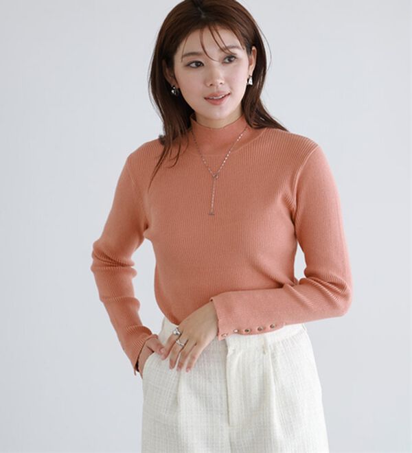 Pierrot（ピエロ）の「【選べるネック】袖ボタンリブニット（ニット・セーター）」｜オレンジ