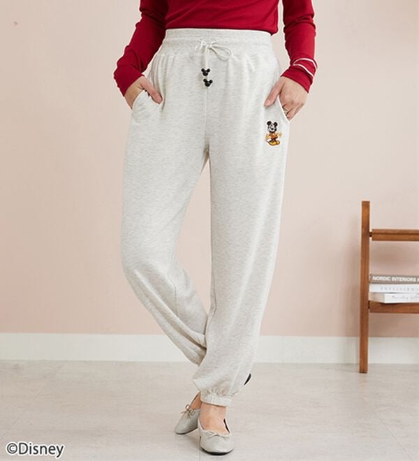BELLUNA（ベルーナ）の「＜Ｄｉｓｎｅｙ＞【ミッキー】裾ゴム入り刺しゅう裏毛パンツ（その他パンツ）」｜オートミール