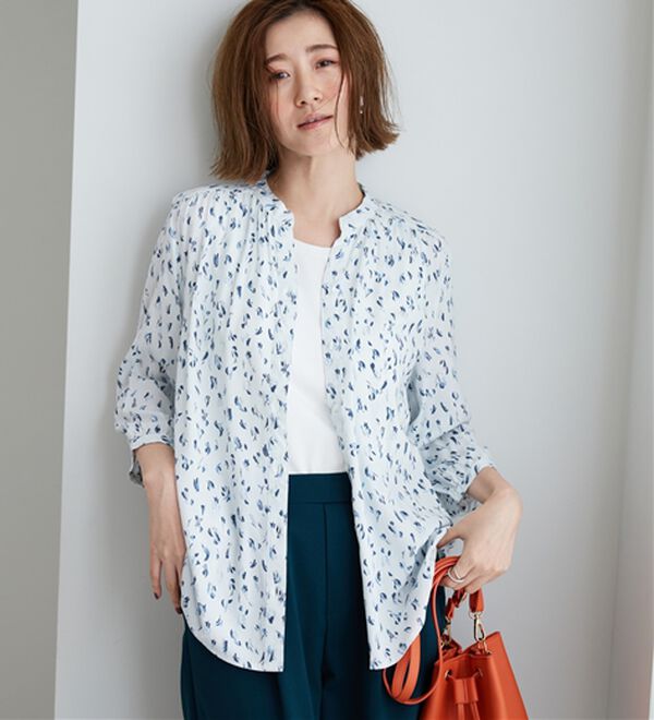 BELLUNA（ベルーナ）の「レーヨン素材ギャザー使いプリントブラウス（ブラウス）」｜アイボリー小紋柄