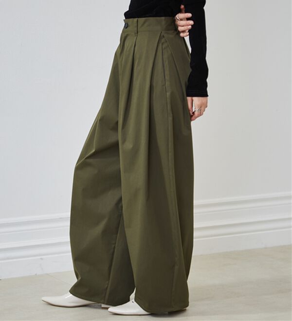 RANAN（ラナン）の「カーブシルエットサイドタックパンツ（フルレングスパンツ）」｜カーキ