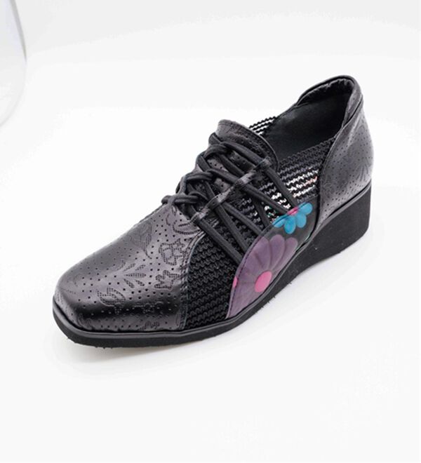 BELLUNA（ベルーナ）の「＜マテラ＞５Ｅ幅広フラワー本革型押シューズ（フラットシューズ）」｜詳細画像