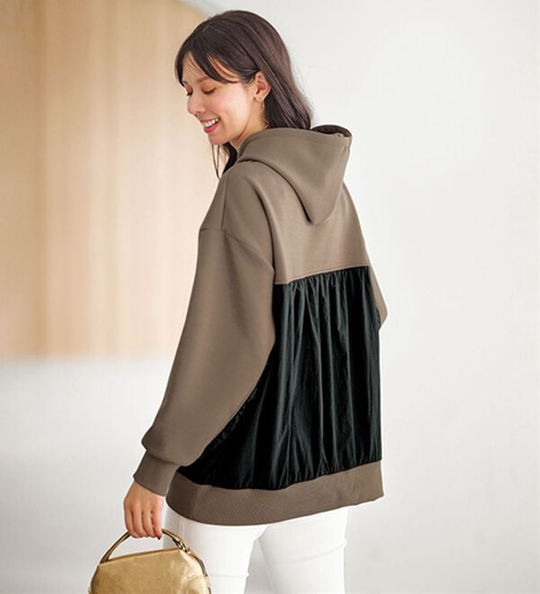 BELLUNA（ベルーナ）の「フード付き異素材切替細見えプルオーバー（カットソー）」｜モカ&times;黒
