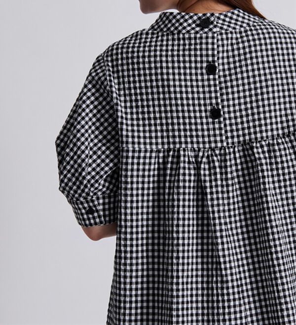 BELLUNA（ベルーナ）の「サッカー素材後ろボタンデザインブラウス（ブラウス）」｜詳細画像