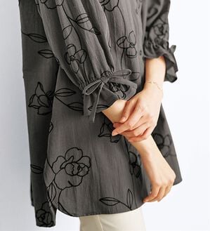 BELLUNA（ベルーナ）の「花柄刺しゅう袖リボンシャツチュニック（チュニック）」｜チャコール系