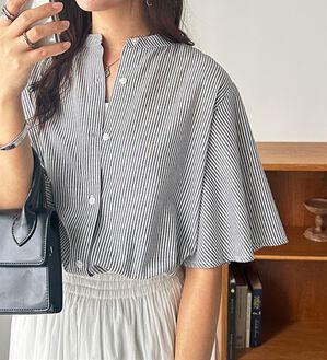 GeeRA（ジーラ）の「フレアー袖バンドカラーブラウス（ブラウス）」｜黒系ストライプ