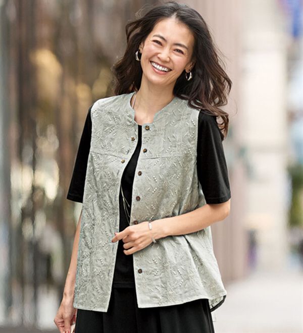 BELLUNA（ベルーナ）の「インド綿大人の花柄フレアーベスト（ベスト）」｜ライトグレー