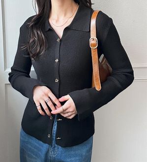 GeeRA（ジーラ）の「ゴールドボタンポロ衿リブニットトップス（ニットカーディガン）」｜ブラック