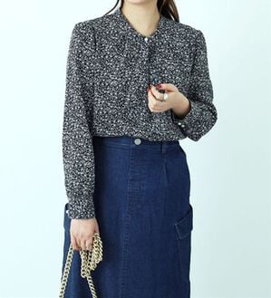 BELLUNA（ベルーナ）の「パール使いボウタイデザインブラウス（ブラウス）」｜黒系花柄