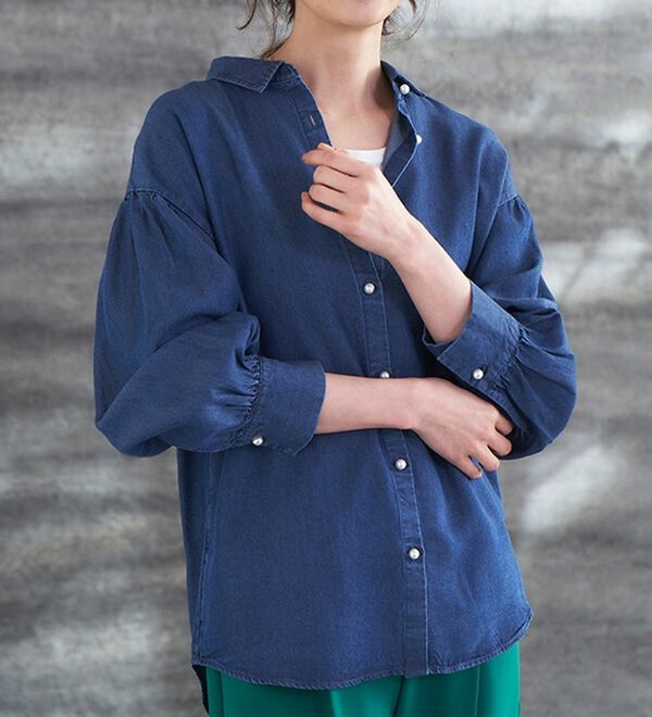 RANAN（ラナン）の「パール調ボタン使いデニム調シャツ（ブラウス）」｜詳細画像