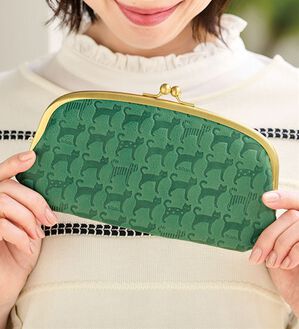 BELLUNA（ベルーナ）の「日本製　ネコ型押し牛革がま口長財布（財布・パスケース）」｜グリーン