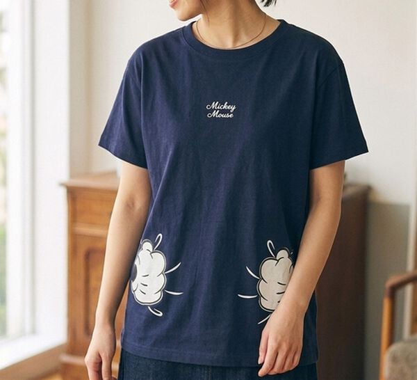 BELLUNA（ベルーナ）の「<Ｄｉｓｎｅｙ>【ミッキー＆ミニー】抱き着きプリントTシャツ（カットソー）」｜詳細画像