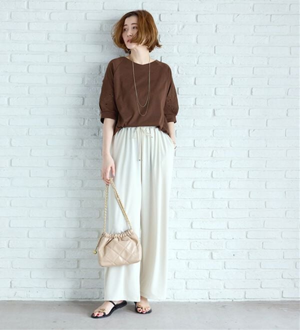 BELLUNA（ベルーナ）の「袖刺しゅうデザインＶネックプルオーバー（カットソー）」｜詳細画像