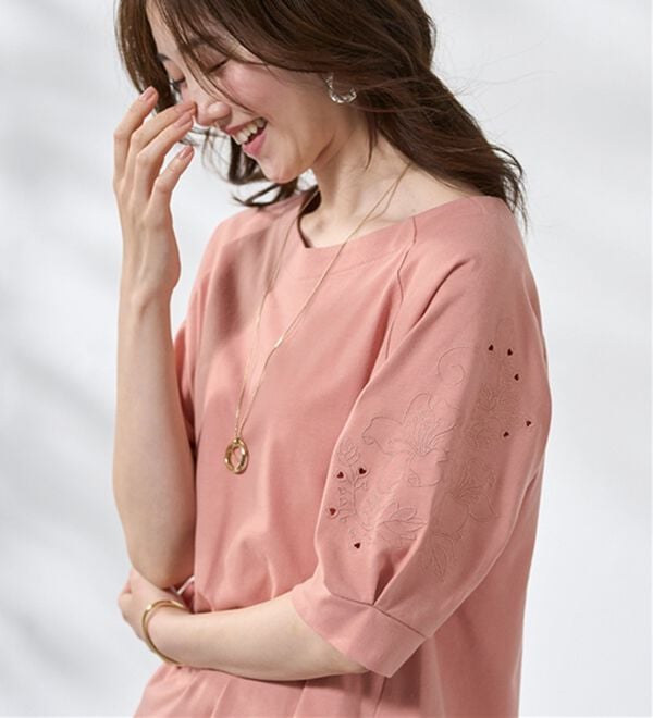 BELLUNA（ベルーナ）の「袖刺しゅうデザインＶネックプルオーバー（カットソー）」｜詳細画像