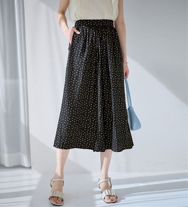 alotta（アロッタ）の「【選べる２丈】さらっと上品！サテンワイドパンツ（ワイドパンツ・ガウチョ）」｜ブラックドット柄／ショート丈