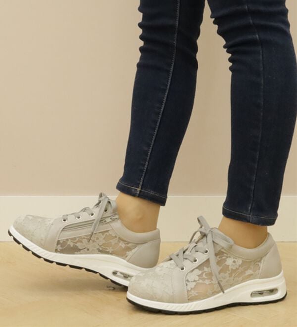 BELLUNA（ベルーナ）の「５Ｅレース使いエアースニーカー（スニーカー）」｜詳細画像