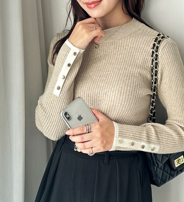 GeeRA（ジーラ）の「袖口ボタン配色ハイネックリブニット（ニット・セーター）」｜詳細画像