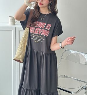 GeeRA（ジーラ）の「ピグメント風ティアードプリントＴシャツワンピース（カットソーワンピース）」｜赤２段