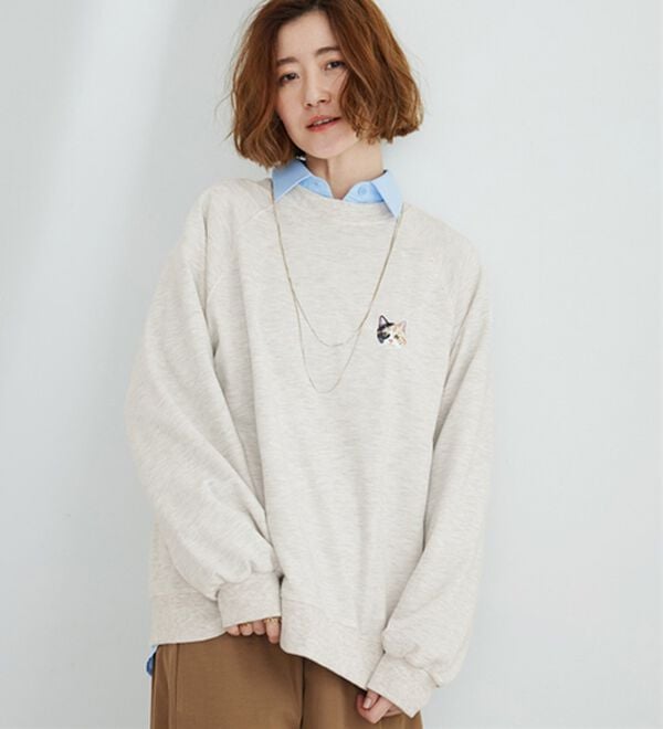 BELLUNA（ベルーナ）の「ワンポイントネコ刺しゅう裏毛プルオーバー（カットソー）」｜詳細画像