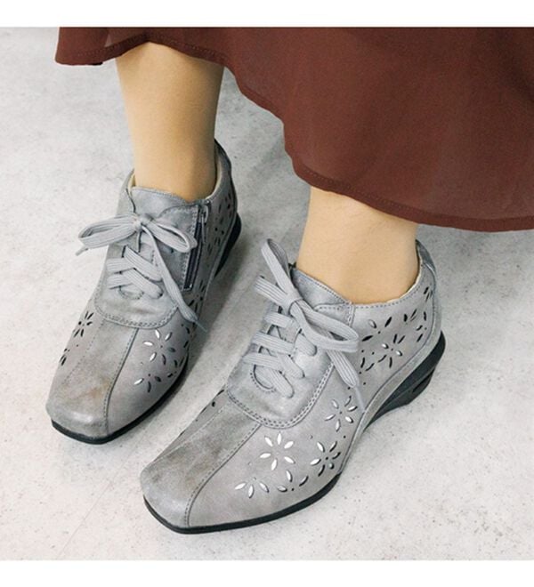 BELLUNA（ベルーナ）の「４Ｅカットワークハイカットシューズ（ブーツ）」｜詳細画像