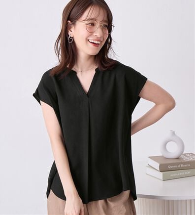 Viola e Viola（ヴィオラ エ ヴィオラ）の「さらさらＥＡＳＹスキッパーフレンチスリーブブラウス（ブラウス）」