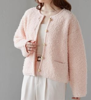 RANAN（ラナン）の「ゴールド調ボタンループ編みニットジャケット（ニットカーディガン）」｜ピンク