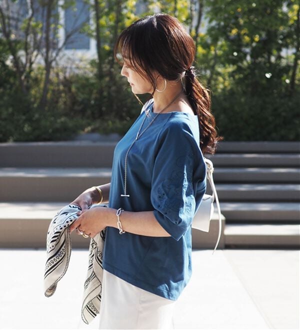 BELLUNA（ベルーナ）の「袖刺しゅうデザインＶネックプルオーバー（カットソー）」｜詳細画像