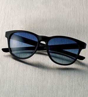 「シーンで選ぶ！ブランドファッショングラス（メンズスポーツ用品）」｜FILAブルーハーフ