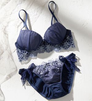 YU'NOW（ユナウ）の「ぷるるん谷間のノンワイヤーブラ＆ショーツ（ブラジャー＆ショーツセット）」｜ネイビー系大花チュール