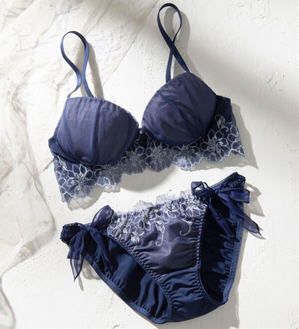 YU'NOW（ユナウ）の「ぷるるん谷間のノンワイヤーブラ＆ショーツ（ブラジャー＆ショーツセット）」｜ネイビー系大花チュール