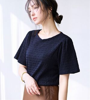alotta（アロッタ）の「さらっと&times;ぽこぽこ！フレア袖トップス（カットソー）」｜ネイビー