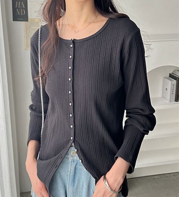 GeeRA（ジーラ）の「メニーボタンランダムリブトップス（カットソー）」｜詳細画像