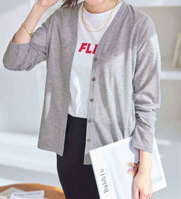 Viola e Viola（ヴィオラ エ ヴィオラ）の「ＶネックベーシックＵＶカーディガン（ニットカーディガン）」｜詳細画像