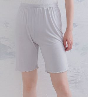 A HAPPY MARILYN（アハッピーマリリン）の「【３Ｌ～８Ｌ】＜選べる丈＞なめらかシルクタッチぺチパンツ（肌着・インナーウェア）」｜ライトグレー