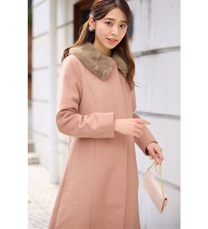 alotta（アロッタ）の「美人シルエットファー付ノーカラーコート【美人百花掲載】（ロングコート）」｜ピンク