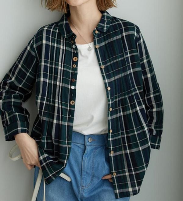 BELLUNA（ベルーナ）の「【綿100％素材】ダブルガーゼ素材丸衿多ボタンブラウス（ブラウス）」｜詳細画像