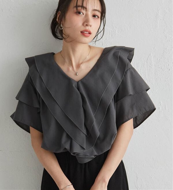 RANAN（ラナン）の「ビッグカラーフリルハーフスリーブブラウス（シャツ）」｜チャコール