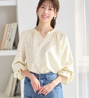 alotta（アロッタ）の「キャンディースリーブ小花柄チュニックブラウス（ブラウス）」｜アイボリ－花柄