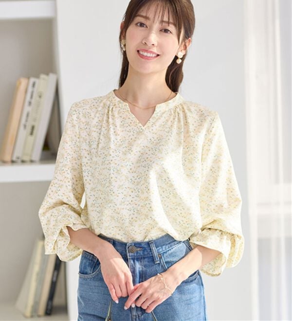alotta（アロッタ）の「キャンディースリーブ小花柄チュニックブラウス（ブラウス）」｜アイボリ－花柄