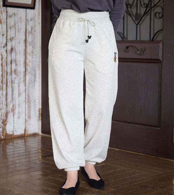 BELLUNA（ベルーナ）の「＜Ｄｉｓｎｅｙ＞【ミッキー】裾ゴム入り刺しゅう裏毛パンツ（その他パンツ）」｜詳細画像