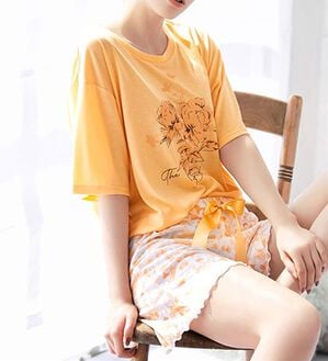 YU'NOW（ユナウ）の「【上下２点セット】レーヨンブレンド　フラワーＴシャツ＆ショートパンツセット（パジャマ・ルームウェア）」｜オレンジ