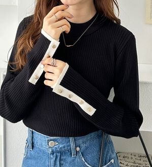 GeeRA（ジーラ）の「袖口ボタン配色ハイネックリブニット（ニット・セーター）」｜ブラック