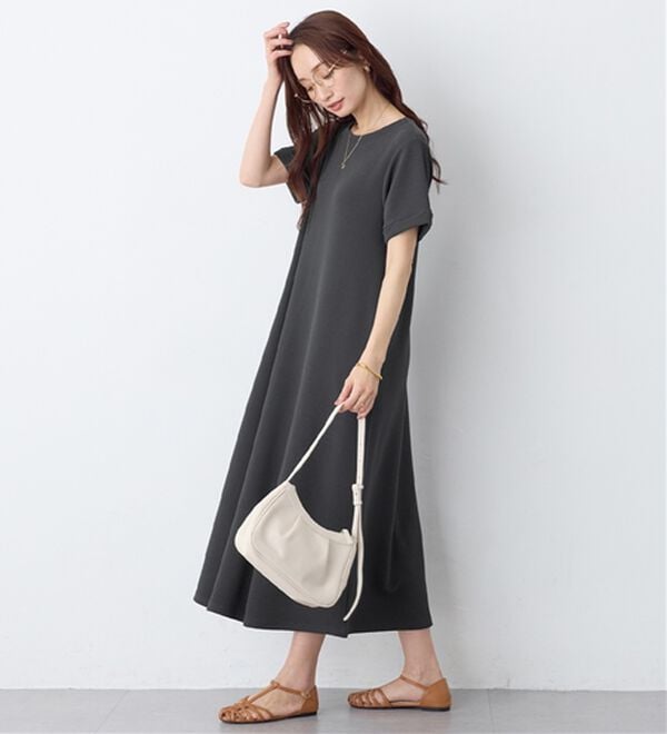 Viola e Viola（ヴィオラ エ ヴィオラ）の「ひんやり＆シワになりにくい　丈が選べる！エンボス素材Ａラインワンピース（カットソーワンピース）」｜チャコール