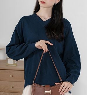 BELLUNA（ベルーナ）の「【快適Ｌａｂ．】スウェットライクＶネックニットプルオーバー（ニット・セーター）」｜ネイビー