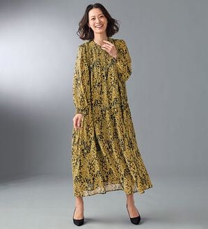 BELLUNA（ベルーナ）の「シャーリング使いプリントワンピース（ロングワンピース）」｜マスタード系