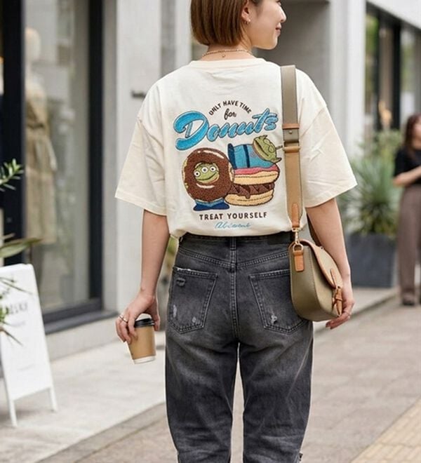 BELLUNA（ベルーナ）の「＜Ｄｉｓｎｅｙ＞【エイリアン】バックサガラ刺しゅうワイドシルエットＴシャツ（Tシャツ）」｜詳細画像