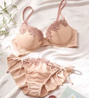 YU'NOW（ユナウ）の「ぷるるん谷間のノンワイヤーブラ＆ショーツ（ブラジャー＆ショーツセット）」｜ピンク系ケミカルレース