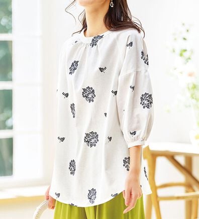 BELLUNA（ベルーナ）の「刺しゅうデザインふんわり袖ブラウス（ブラウス）」