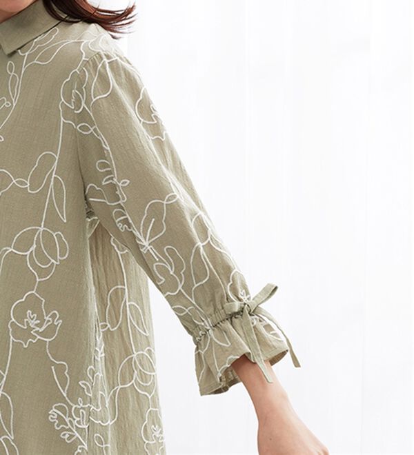 BELLUNA（ベルーナ）の「グラフィック風刺しゅう袖リボンチュニック（チュニック）」｜詳細画像